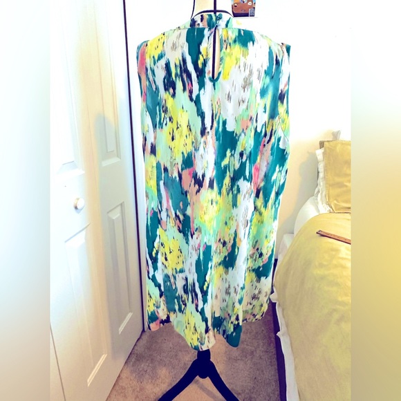 Plus size, high-low, green & white, brushstroke pattern, v-neck tunic. - Picture 4 of 8